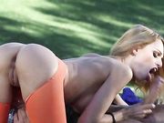Блондинка с силиконовыми сиськами занимается сексом в парке