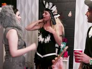 Вечеринка в честь Хэллоуина завершается оргией для любителей секса
